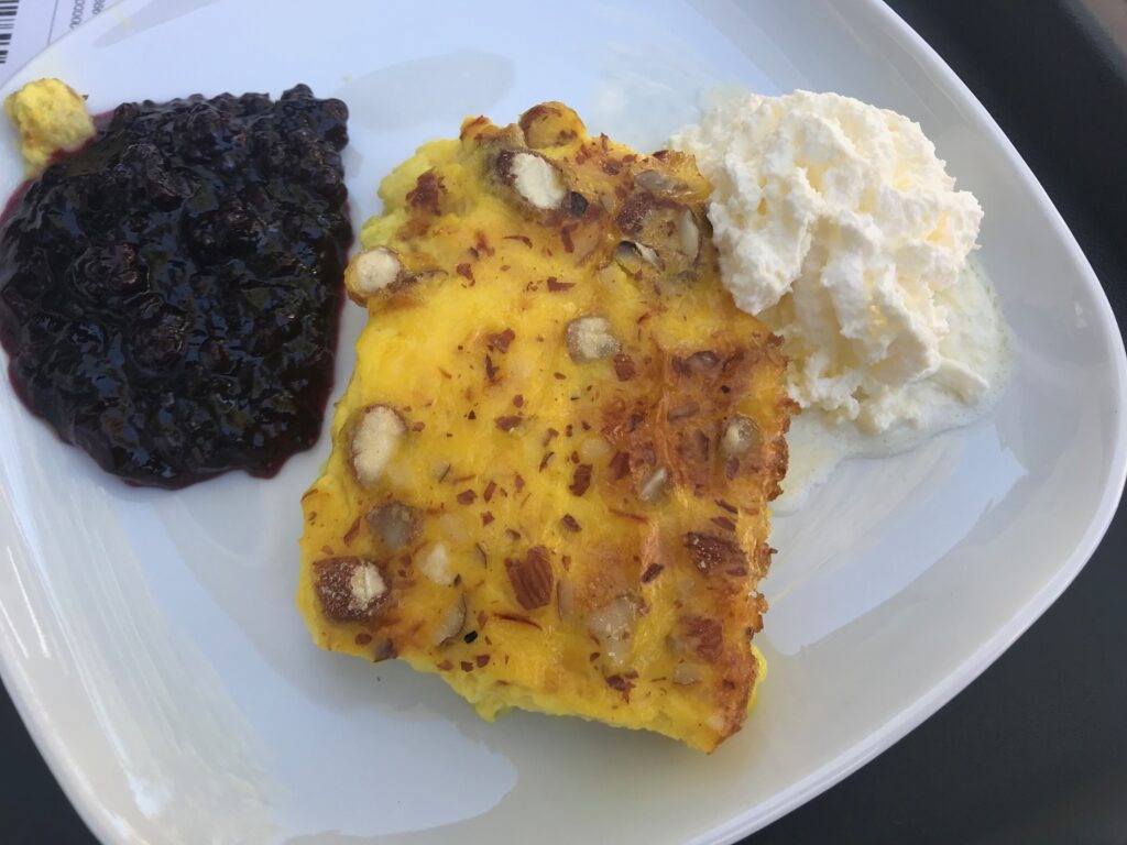 Almedalen 2019: Saffron pancake with cream and dewberry jam